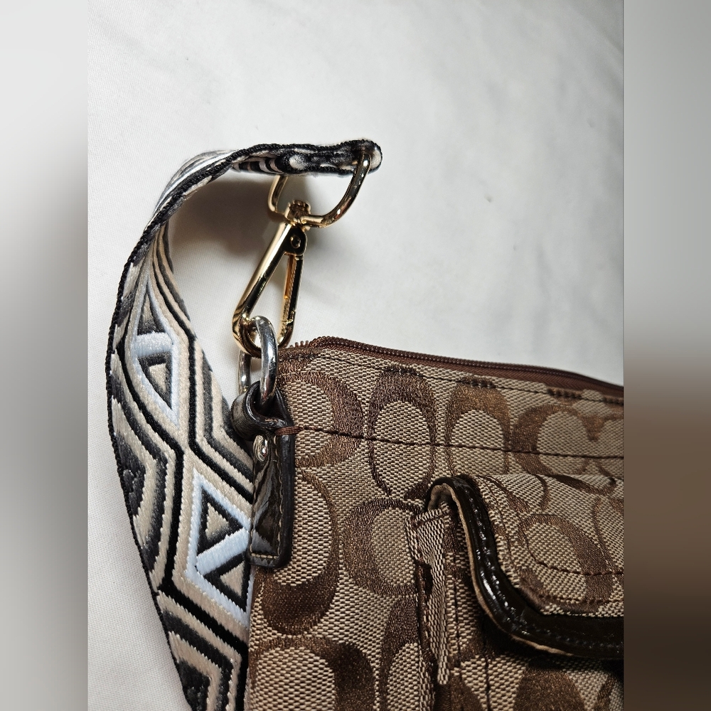 Reposhed Coach Tan and Brown Signature Swingpack Crossbody Bag - Picture 11 of 12